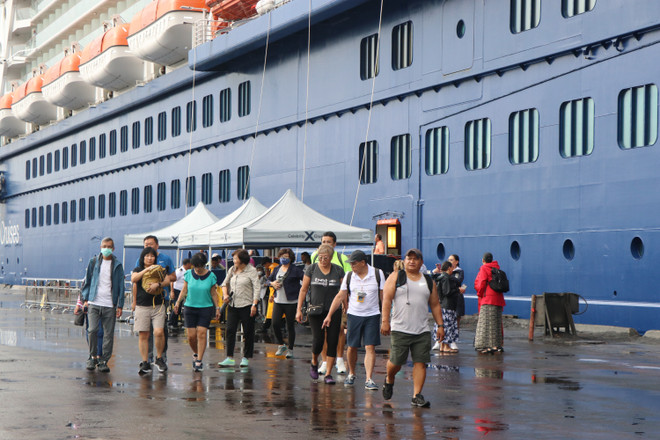 Luxury cruise ship brings 3,000 tourists to central localities ảnh 2 Luxury cruise ship brings 3,000 tourists to central localities ảnh 2