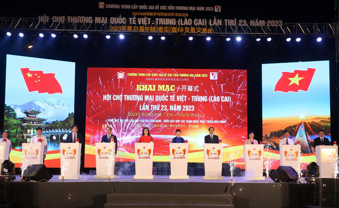 Lao Cai hosts 23rd Vietnam - China international trade fair ảnh 1
