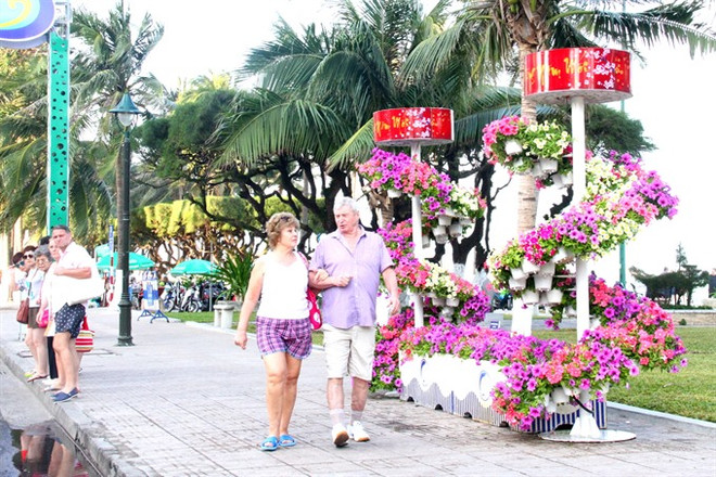 Foreign tourists flock to Nha Trang to celebrate Tet ảnh 1