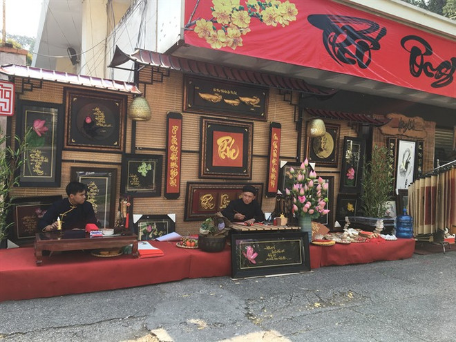Spring Calligraphy Festival attracts the crowds ảnh 1