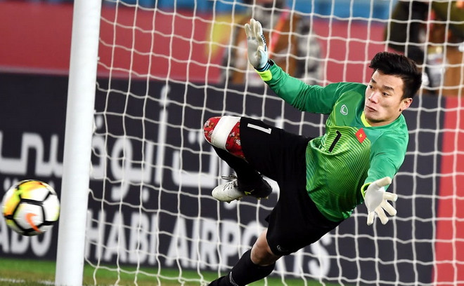 U23 Vietnam goalie brings gloves to auction ảnh 1 U23 Vietnam goalie brings gloves to auction ảnh 1