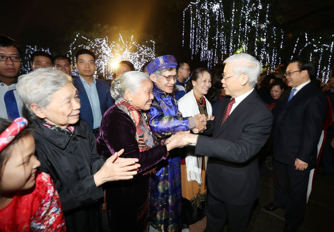 Party chief welcomes New Year with Hanoi’s residents ảnh 1