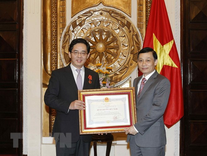 Vietnam’s Friendship Order presented to Chinese Ambassador ảnh 1
