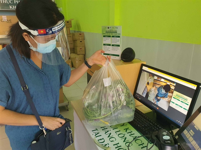 Retailers invest in tech as contactless payments become a trend ảnh 1