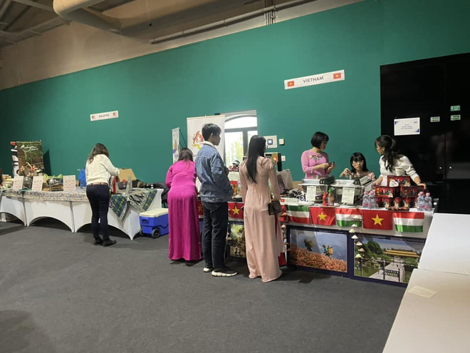 Vietnam participates in diplomatic charity fair in Hungary ảnh 1 Vietnam participates in diplomatic charity fair in Hungary ảnh 1