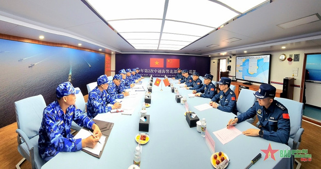 Vietnam, China coast guards conduct joint patrol ảnh 1