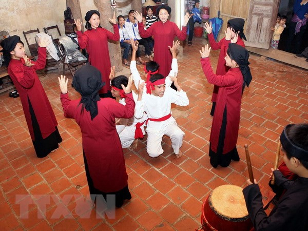 Tour explores Xoan singing in ancient village ảnh 1