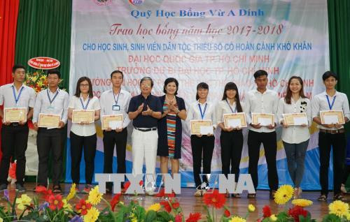 Vu A Dinh Scholarship Fund strives to give bigger aid to needy students ảnh 1