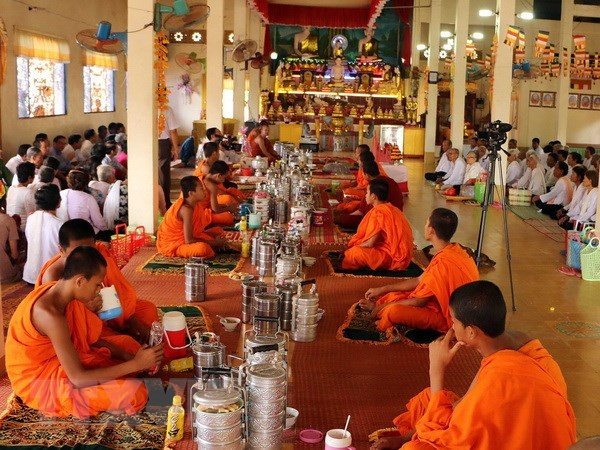 PM congratulates Khmer people on traditional New Year festival ảnh 1