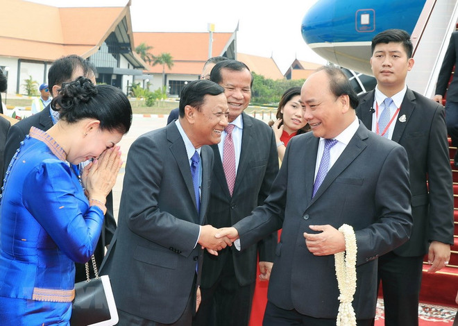 PM Nguyen Xuan Phuc arrives in Cambodia for third MRC Summit ảnh 1