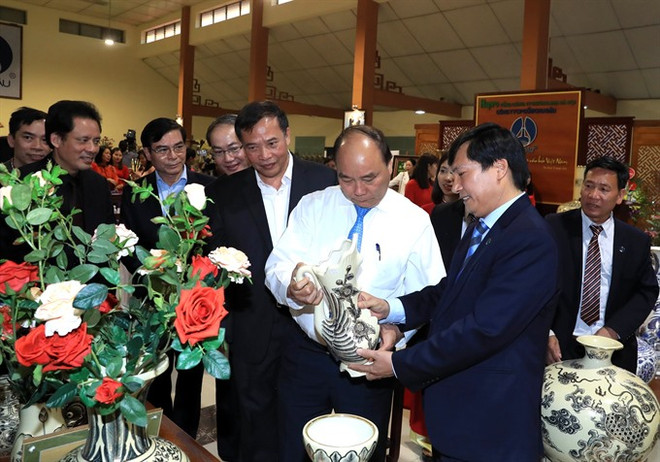 Prime Minister makes surprise visit to Chu Dau ceramic village ảnh 1 Prime Minister makes surprise visit to Chu Dau ceramic village ảnh 1