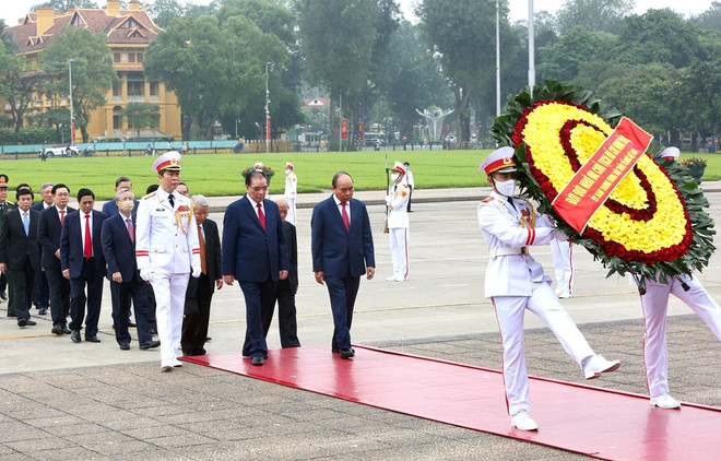 Leaders pay tribute to President Ho Chi Minh on national reunification day ảnh 1 Leaders pay tribute to President Ho Chi Minh on national reunification day ảnh 1