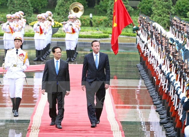 Vietnamese, UK PMs hold talks with focus on enhancing ties ảnh 1