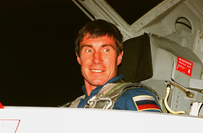 Russian cosmonaut talks to Hanoi children ảnh 1