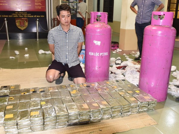 Six men nabbed after 490 heroin cakes found in gas cylinders ảnh 1 Six men nabbed after 490 heroin cakes found in gas cylinders ảnh 1