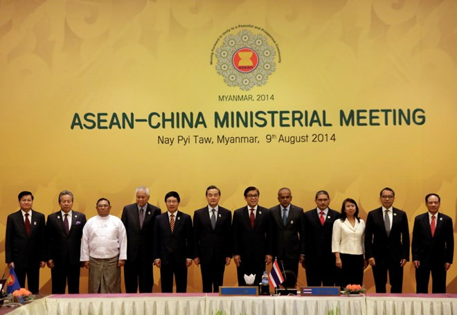 ASEAN, Chinese officials review DOC implementation ảnh 1