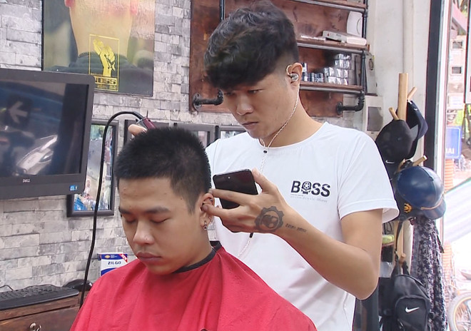 Fans enjoy World Cup with special haircuts ảnh 1