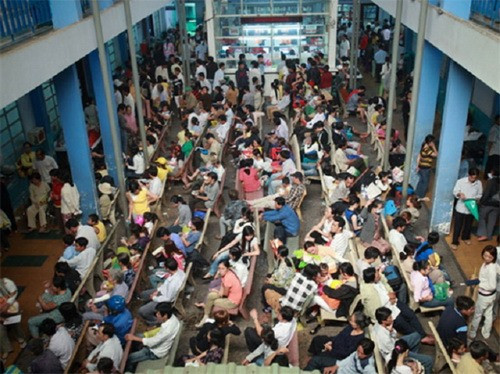 Overloaded central hospitals in need of support ảnh 1