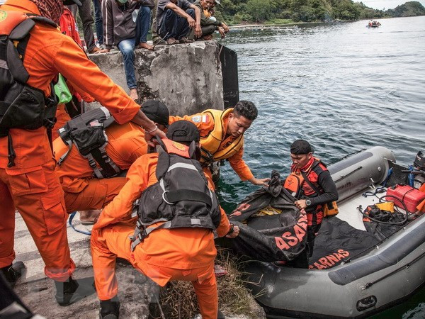Indonesia: At least 12 killed in ferry sinking ảnh 1