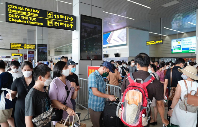 Vietnam’s airports see recovery during national holidays ảnh 1