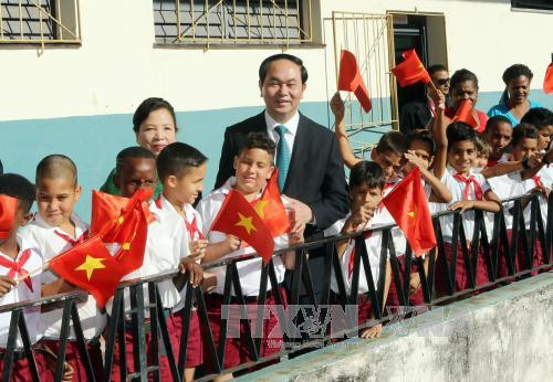 President visits school, monuments in Havana ảnh 1