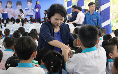Can Tho: Children receive free milk, scholarships ảnh 1