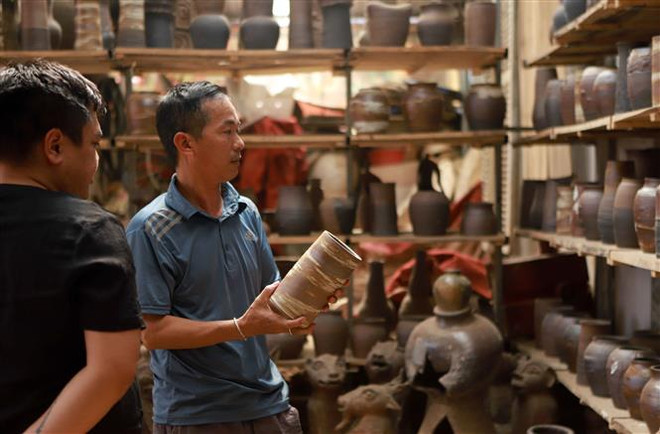 Artisan long for preserving Huong Canh pottery craft ảnh 4 Artisan long for preserving Huong Canh pottery craft ảnh 4