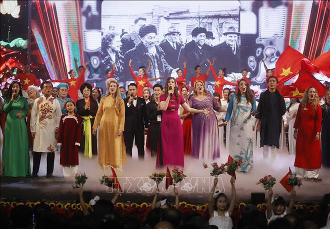 Vietnam makes confident strides on path of national independence, socialism: President ảnh 2