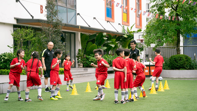 Football academy launched in Vietnam ảnh 1