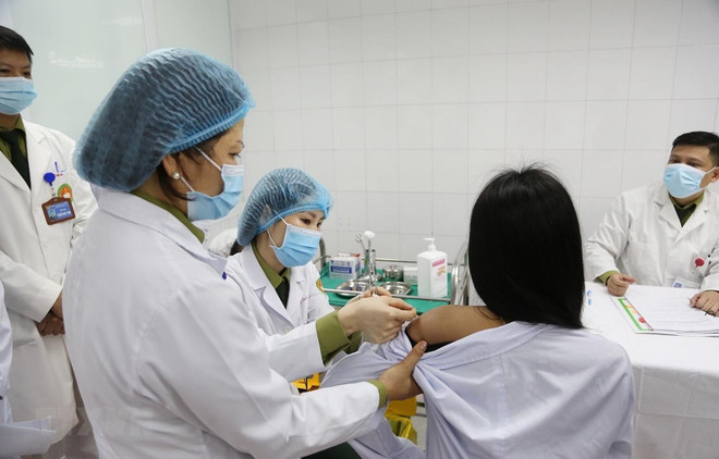 First three volunteers receive first shots of 50mcg dose of COVID-19 vaccine ảnh 1 First three volunteers receive first shots of 50mcg dose of COVID-19 vaccine ảnh 1