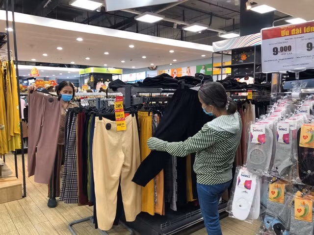 Various brands joining HCM City ‘Shopping Season’ ảnh 1