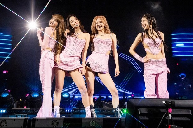 BLACKPINK takes Hanoi by storm on first Born Pink night ảnh 2