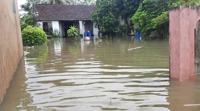 Floods, landslides isolate thousands of residents in central, Central Highlands regions ảnh 1