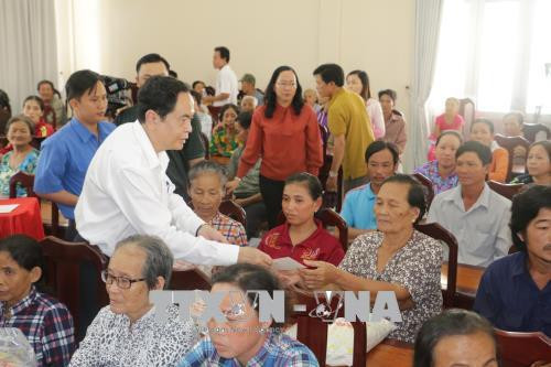 Tet gifts for national revolutionary contributors ảnh 1 Tet gifts for national revolutionary contributors ảnh 1
