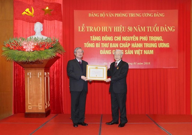 Party chief receives 50-year Party membership badge ảnh 1