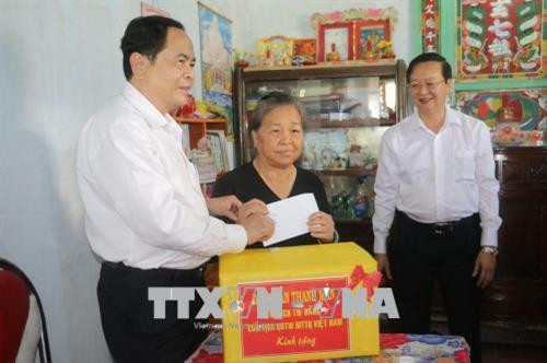 Front leader gives Tet gifts to poor households ảnh 1 Front leader gives Tet gifts to poor households ảnh 1