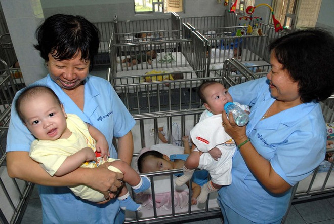 HCM City gov't workers seek higher wages ảnh 1