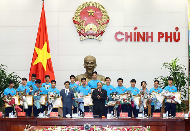 PM Nguyen Xuan Phuc welcomes U23 Vietnam ảnh 1