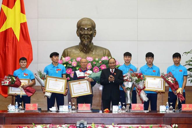 PM Nguyen Xuan Phuc welcomes U23 Vietnam ảnh 2