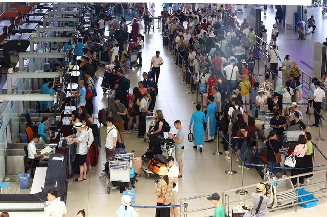 Major airports see over 200,000 passengers as holiday ends ảnh 1