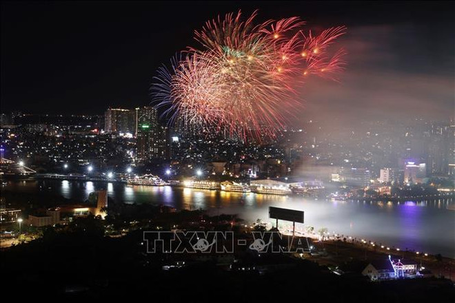 Fireworks light up HCM City skies on reunification day ảnh 1