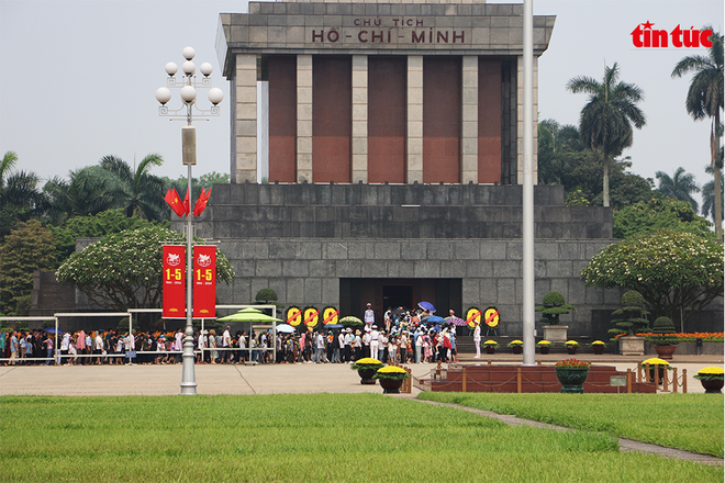 Over 61,000 people visit President Ho Chi Minh mausoleum on national holidays ảnh 1