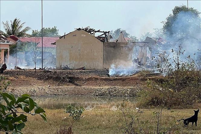 Condolences to Cambodia over ammunition base explosion ảnh 1