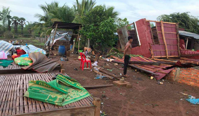 Strong winds destroy hundreds of houses in Cambodia ảnh 1