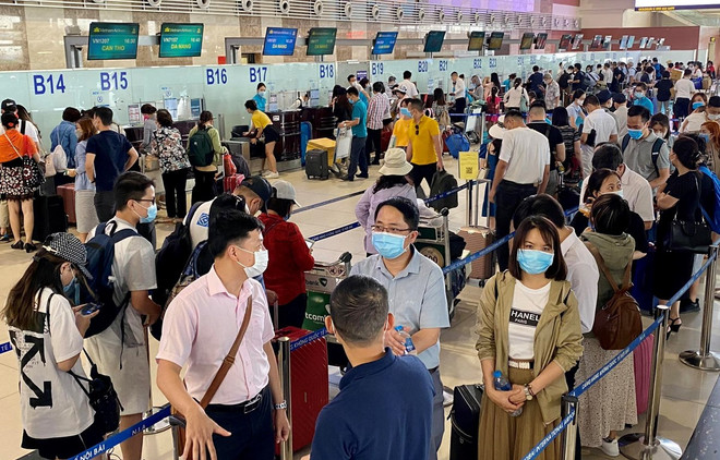 Airports serve about 1.5 million travellers during holidays ảnh 1