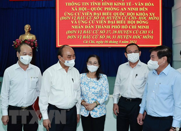 State President holds working session with Cu Chi, Hoc Mon districts in HCM City ảnh 1