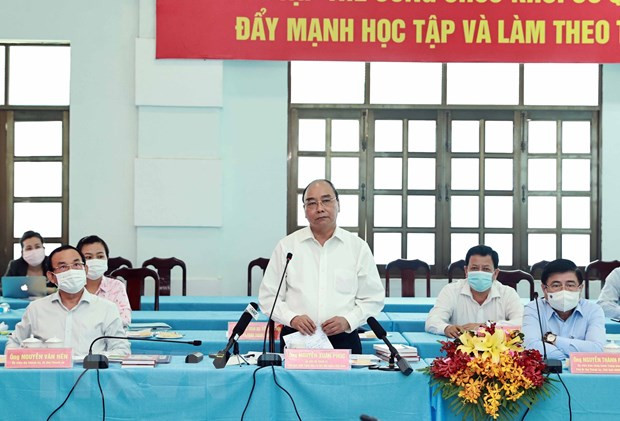 State President holds working session with Cu Chi, Hoc Mon districts in HCM City ảnh 2