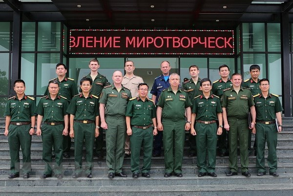 Russian military officers visit Vietnam Peacekeeping Department ảnh 1