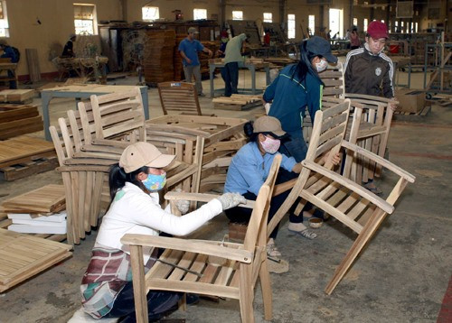 Wooden furniture firms advised to optimise domestic materials ảnh 1 Wooden furniture firms advised to optimise domestic materials ảnh 1