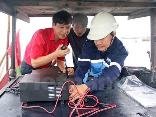 Ben Tre fishermen equipped with communication devices ảnh 1
